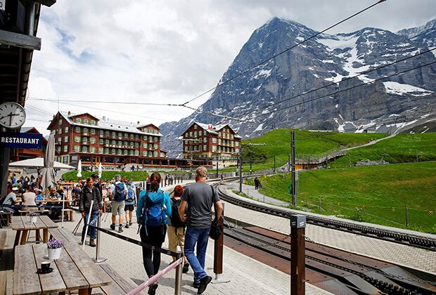 Туристы на станции Кляйне-Шайдегг рядом с одноименным перевалом, Швейцария