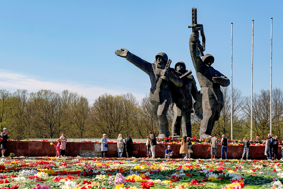 Люди возлагают цветы к мемориалу Победы в период пандемии коронавируса, Рига, Латвия, 9 мая 2020 года