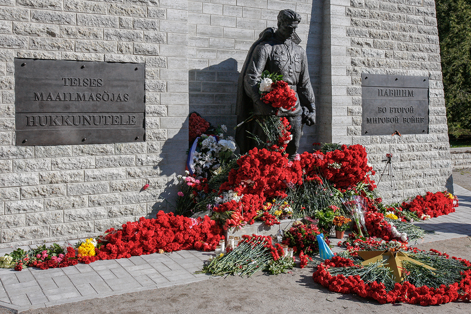Цветы у монумента павшим во Второй мировой войне на военном кладбище в Таллине в день 76-й годовщины Победы в Великой Отечественной войне