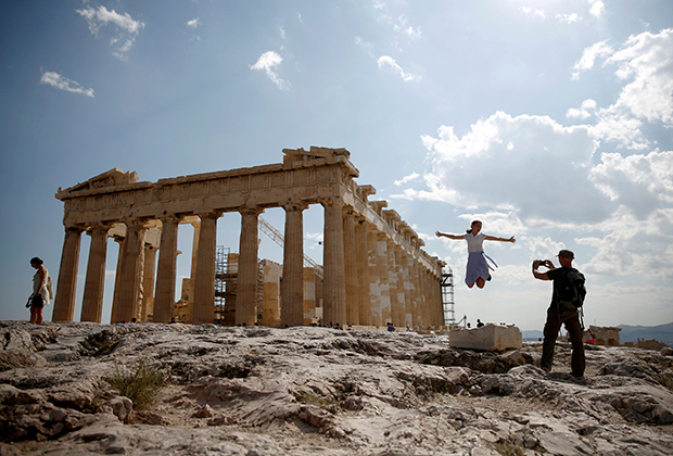 Туристы на фоне Акрополя в Афинах, Греция