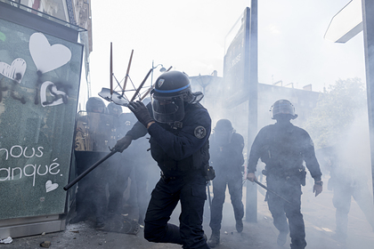 На первомайской демонстрации в Париже начались столкновения с полицией