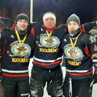 Николай Шаров (в центре)