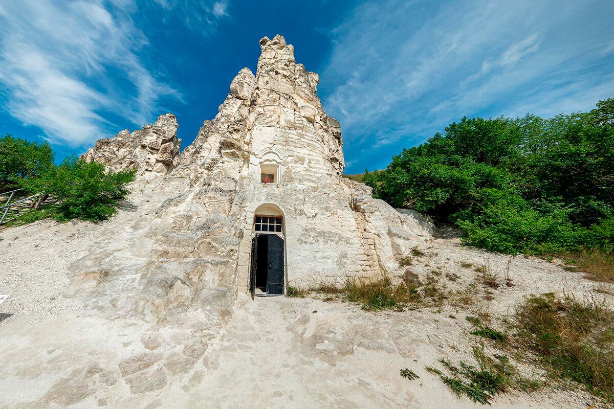 Вход в храм монахов-отшельников, расположенный в музее-заповеднике «Дивногорье»