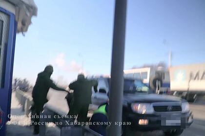 ФСБ показала задержание преступников с крупной партией наркотиков в Хабаровске