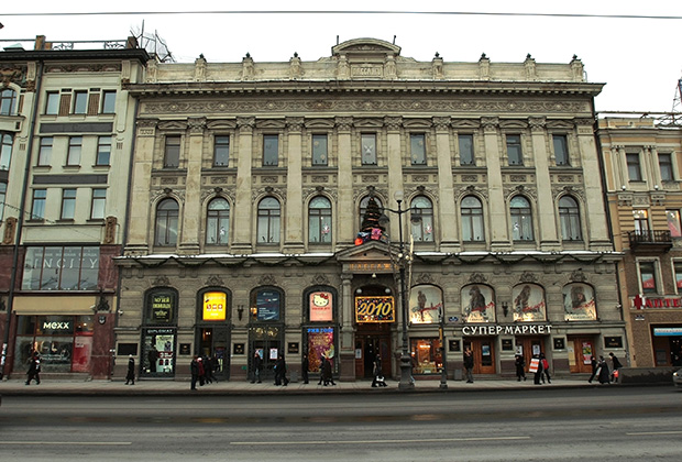 Торговый центр «Пассаж» в Санкт-Петербурге, принадлежащий Шалве Чигиринскому, арестованный по иску банка ВТБ судом Лондона в 2010 году