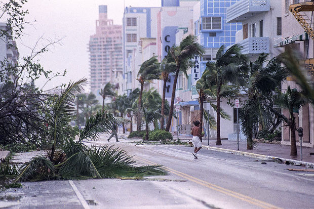 Улица Оушен-Драйв в Майами 24 августа 1992 года. Фото: Charles Krupa / AP