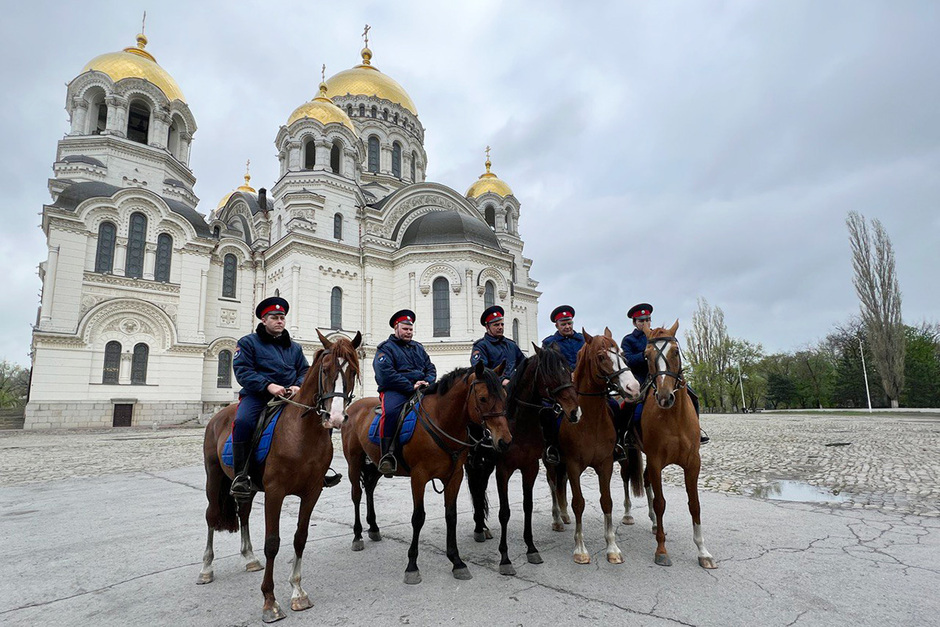 Конный казачий расчет на фоне Патриаршего Вознесенского войскового всеказачьего кафедрального собора