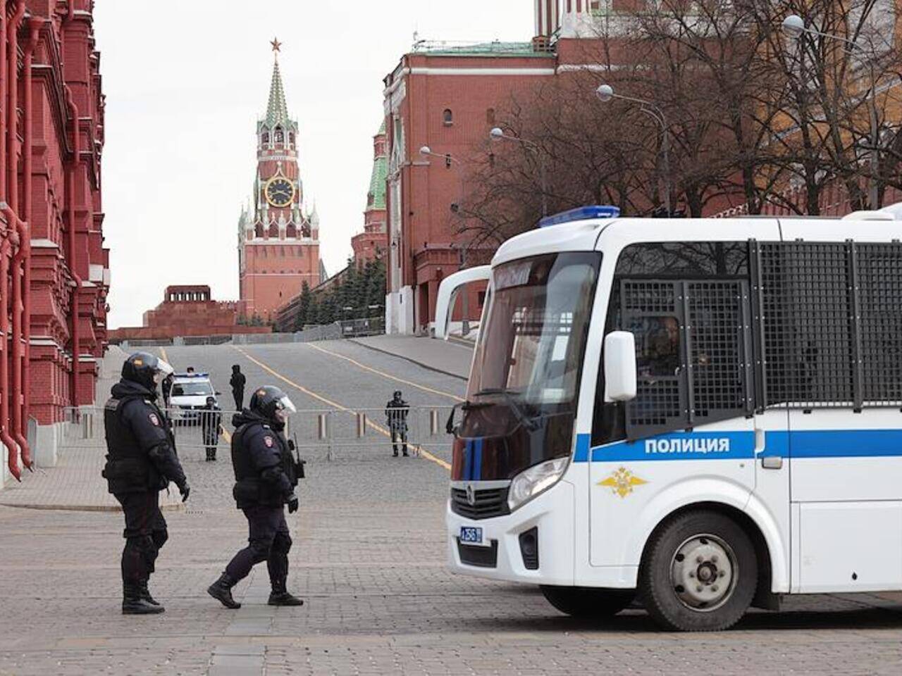 В Москве появятся автозаки с туалетами и кондиционерами: Полиция и  спецслужбы: Силовые структуры: Lenta.ru