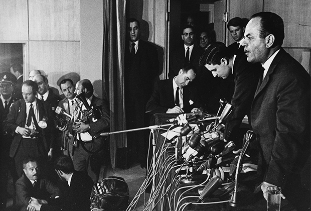 Георгиос Пападопулос проводит пресс-конференцию 27 апреля 1967 года