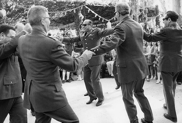 Димитриос Иоаннидес (в центре) танцует на праздновании Пасхи в Греции после успешного государственного переворота, апрель 1974 года