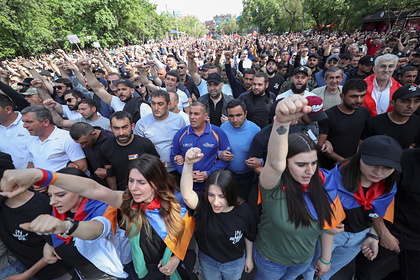 Оппозиционеры подрались с полицейскими у здания МИД Армении