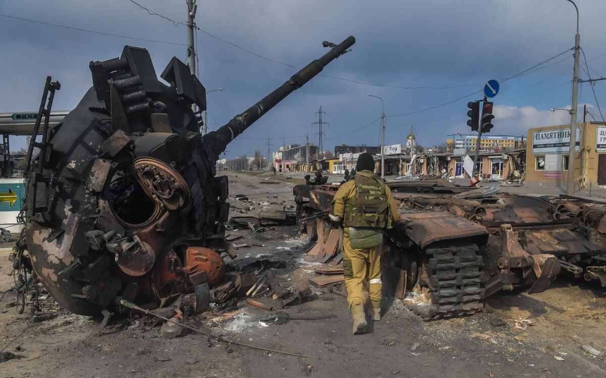 Боец Народной милиции ДНР у подбитого танка на улице Куприна в Мариуполе