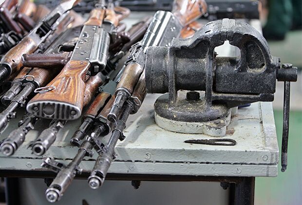 Оружие, подлежащее каталогизации перед уничтожением, на военной базе близ Каменец-Подольского