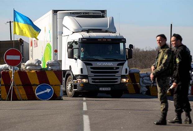 Украинские военные на блокпосту возле города Армянска в Херсонской области, прилегающей к Крыму. 23 марта 2014 года