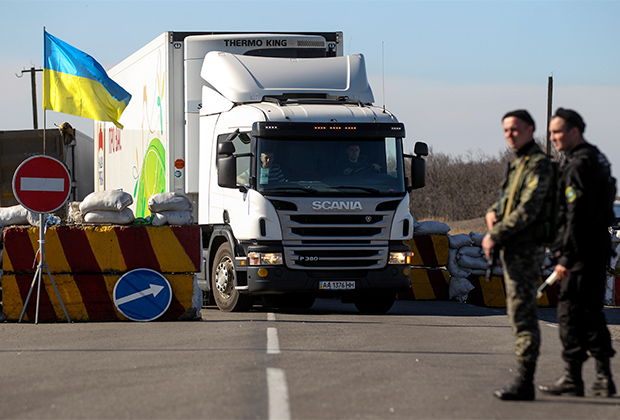 Украинские военные на блокпосту возле города Армянска в Херсонской области, прилегающей к Крыму. 23 марта 2014 года. Фото: Валентин Огиренко / Reuters
