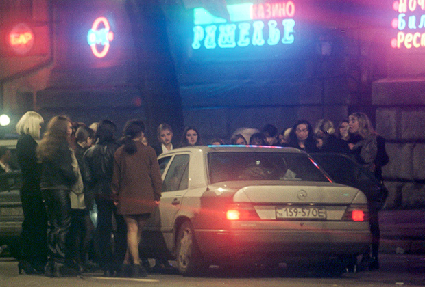 Проститутки в порту Одессы. 24 апреля 2002 года. Фото: Ефрем Лукацкий / AP