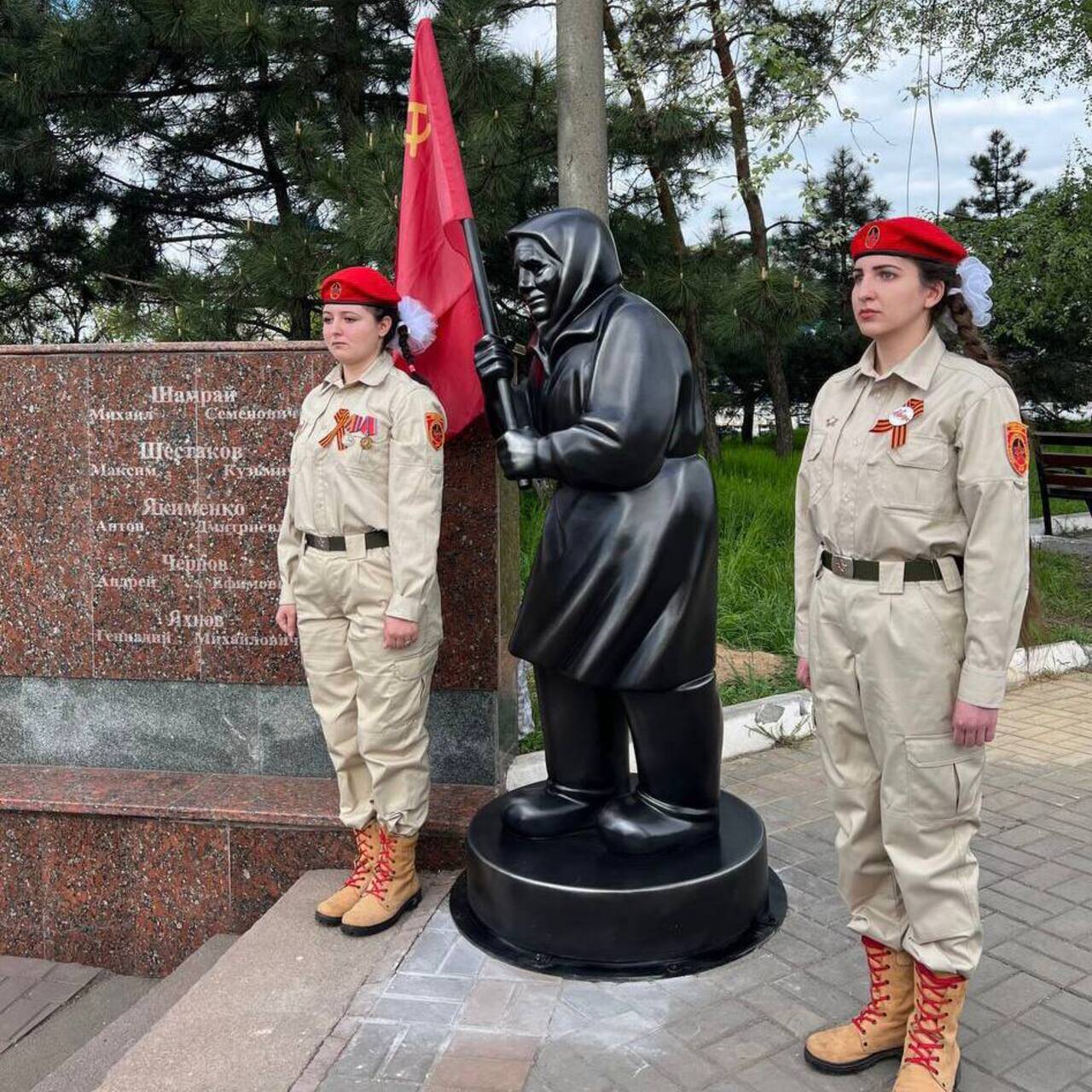 В Мариуполе появился памятник бабушке с советским флагом: Украина: Бывший  СССР: Lenta.ru