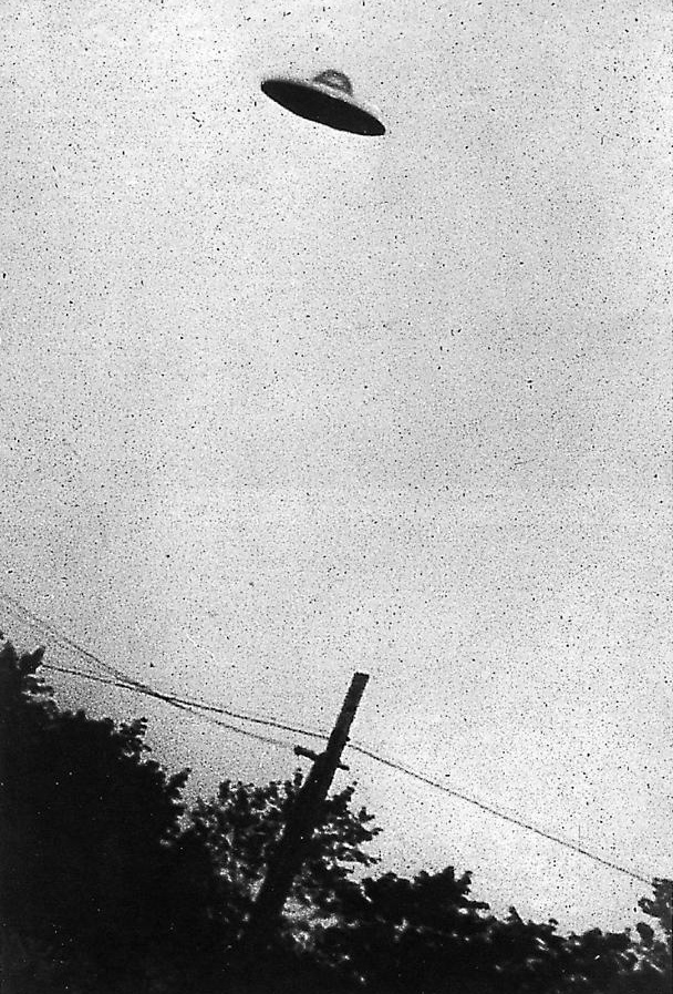 Фотография предполагаемого НЛО в Пассаике, штат Нью-Джерси, сделанная 31 июля 1952 года. Доказанная подделка