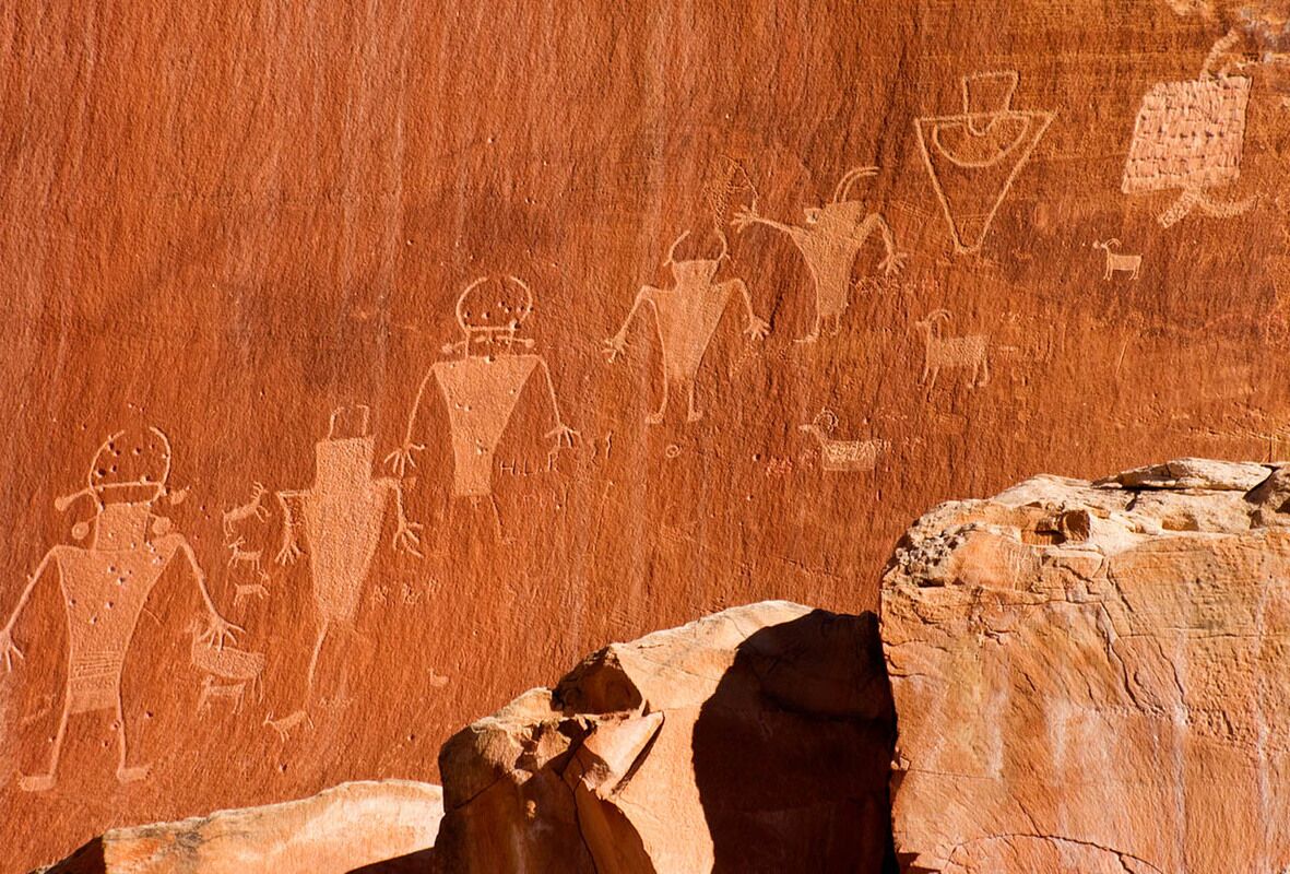 Наскальные рисунки индейцев в национальном парке Капитол-Риф