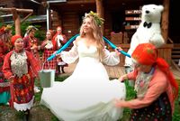 Россиянки в эфире телешоу соревнуются, чья свадьба лучше. Как их сталкивают лбами и почему это смотрят миллионы?