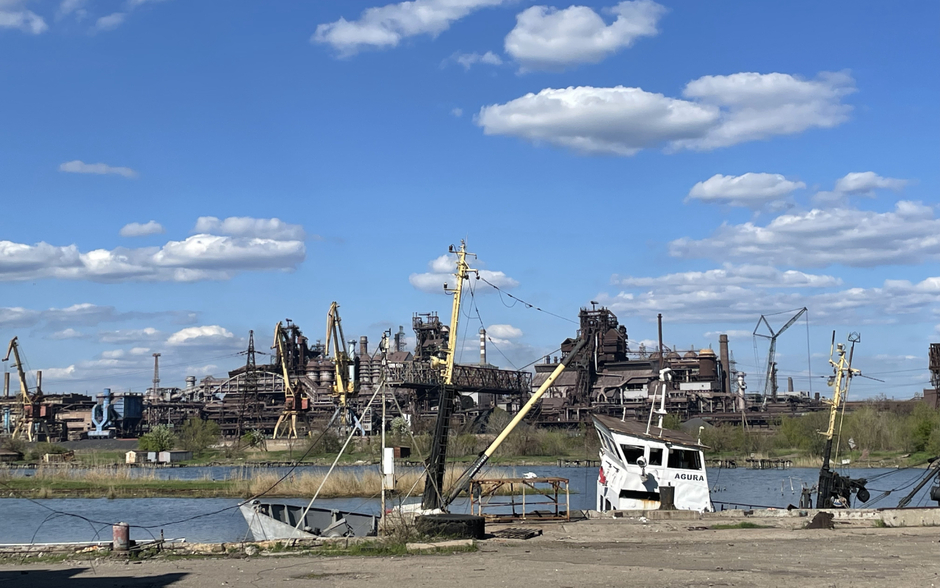 Вид на завод «Азовсталь» с правого берега реки Кальмиус