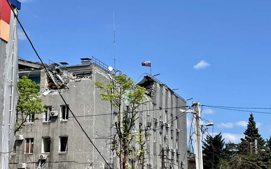 Российский флаг над одним из административных зданий Мариуполя