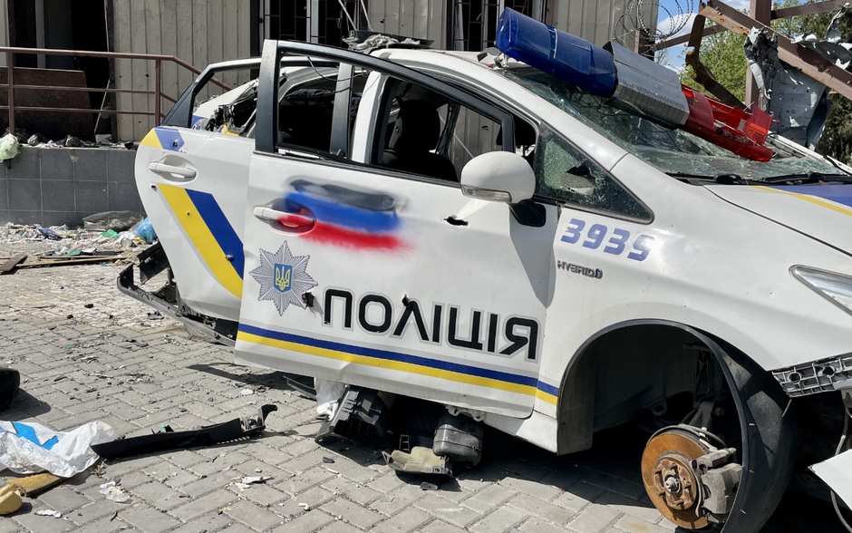 Полицейская машина у бывшего здания Службы безопасности Украины (СБУ)