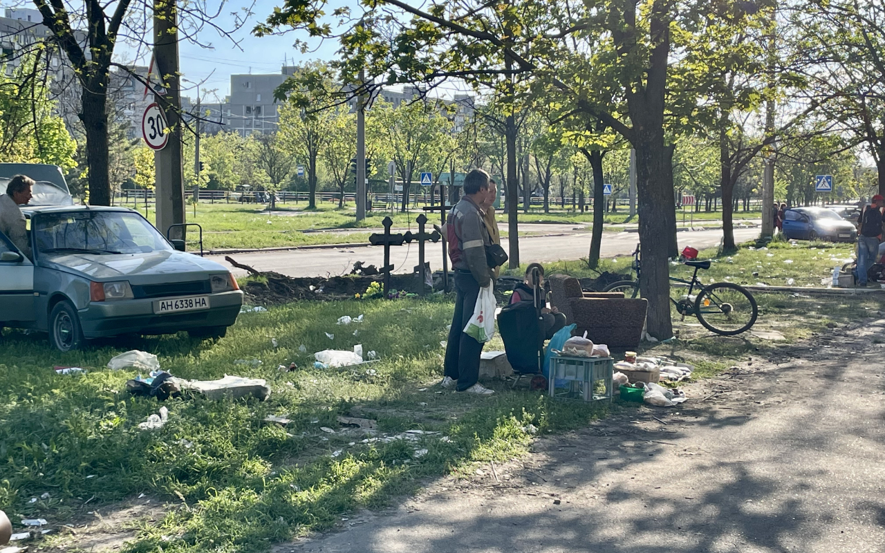 Мы выжили» В Мариуполе хоронят погибших, разминируют улицы и открывают  магазины. Как город возвращается к мирной жизни?: Украина: Бывший СССР:  Lenta.ru