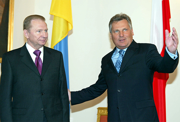 Президент Польши Александр Квасьневский (справа) приветствует президента Украины Леонида Кучму, 2004 год