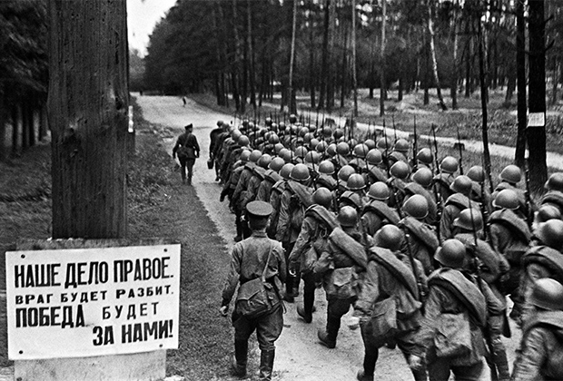 Колонны мобилизованных бойцов движутся на фронт. Москва, 23 июня 1941 года