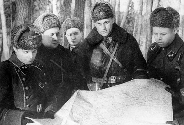 Командующий 16-й армией Западного фронта, генерал-лейтенант Константин Рокоссовский под Истрой (второй справа). 1942 год