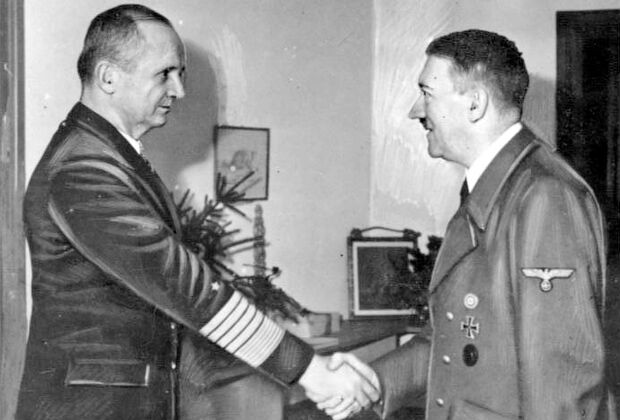 Гросс-адмирал Карл Дёниц на встрече с Адольфом Гитлером