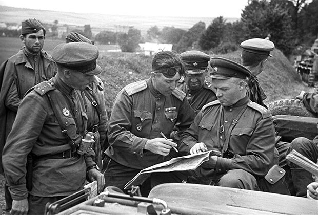 Генерал Дмитрий Лелюшенко слушает доклад подполковника Павла Тезикова