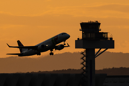 Выполнявший международный рейс самолет вернулся на стоянку из-за странных фото