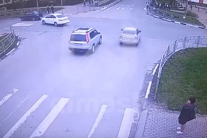 Момент наезда машины на переходящих дорогу российских школьников попал на видео