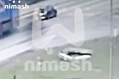 Фура на большой скорости снесла машину с россиянами и попала на видео