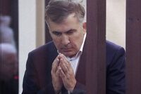 Саакашвили перевели из тюрьмы в частную клинику 