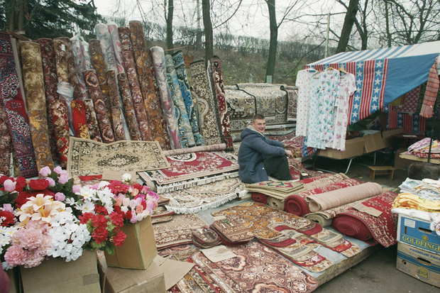 1996 год. Торговец со своим товаром на уличном рынке в Нижнем Новгороде. Фото: Александр Овчинников / ТАСС