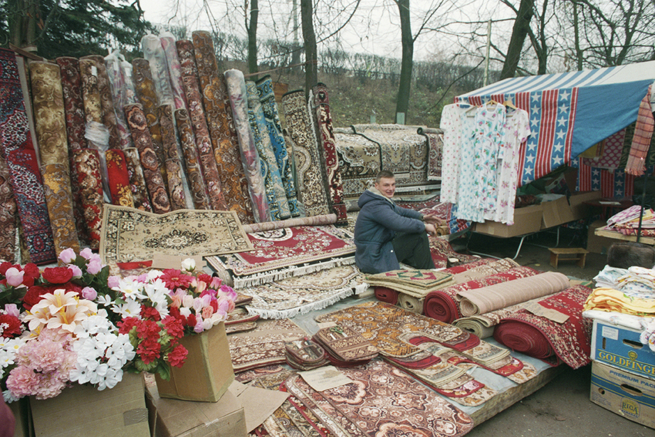 1996 год. Торговец со своим товаром на уличном рынке в Нижнем Новгороде