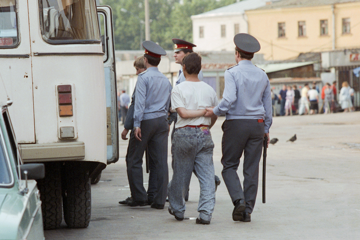 «Всех обули и одели» В 1990-е челноки завалили рынки доступными товарами.  Как они спасли Россию?: Общество: Россия: Lenta.ru