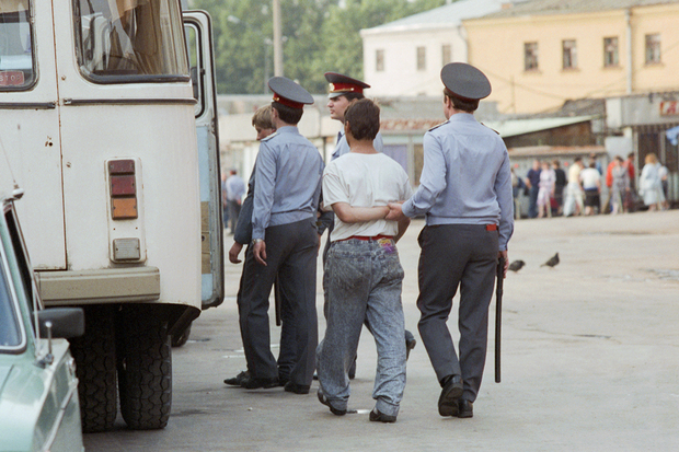Милиционеры уводят нарушителей. Фото: Владимир Веленгурин / ТАСС