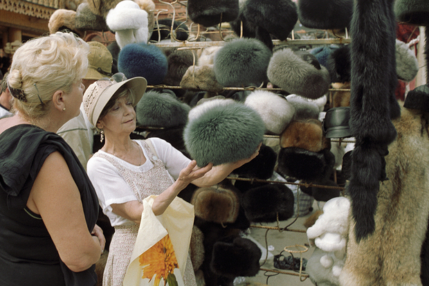 Продажа меховых изделий на вещевом рынке в Измайлове. Фото: Валерий Шустов / РИА Новости