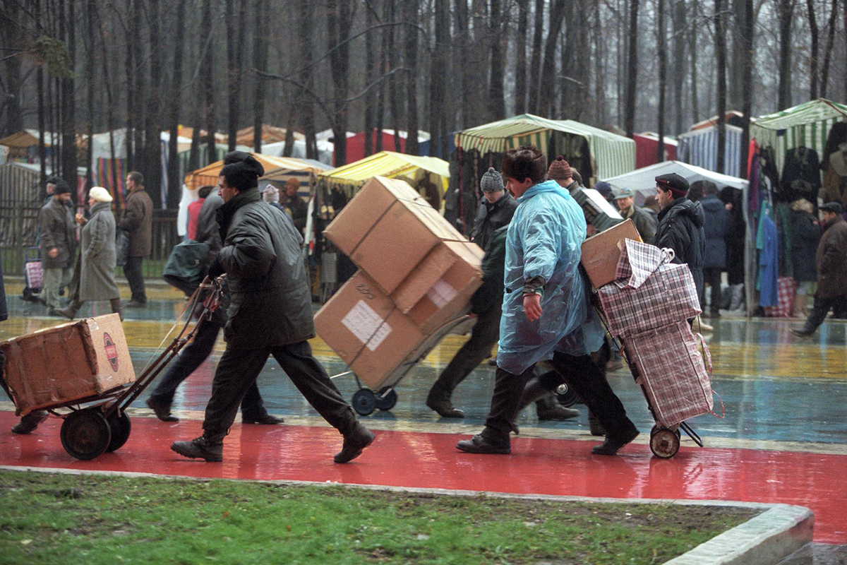 Всех обули и одели» В 1990-е челноки завалили рынки доступными товарами.  Как они спасли Россию?: Общество: Россия: Lenta.ru