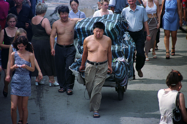 2000 год. Доставка товара на китайском рынке в Уссурийске. Фото: Oleg Nikishin / Getty Images