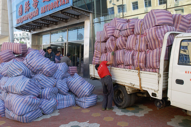 Погрузка товара российских челноков в Китае. Фото: Владимир Саяпин / ТАСС