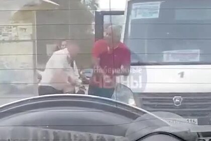 Российский водитель маршрутки избил коллегу туфлей и попал на видео