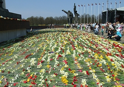 В Латвии завели уголовные дела после событий у памятника Освободителям в Риге