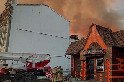 В центре российского города загорелось здание во дворе ТЮЗа