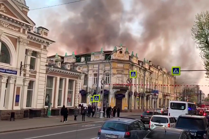 Горящий в центре российского города ТЮЗ показали на видео