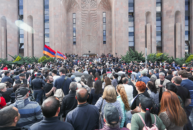 Участники акции протеста с требованием об отставке премьер-министра Армении Никола Пашиняна у здания мэрии в Ереване. По заявлению вице-спикера парламента Ишхана Сагателяна, оппозиция заблокировала все выходы из здания